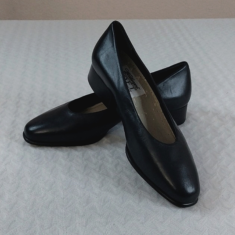 Worthington soft collection 7 M. Black one inch heels. Faux leather.